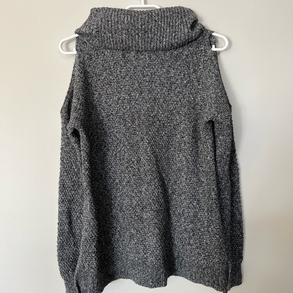 Hollister cut out shoulder turtleneck - Picture 3 of 4